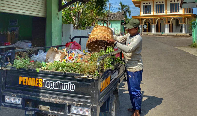 HARUS BERSIH: Petugas mengangkut sampah dari pemukiman warga. Penanganan dan pengelolaan sampah turut menjadi perhatian serius pemerintah Desa Tegalmojo.