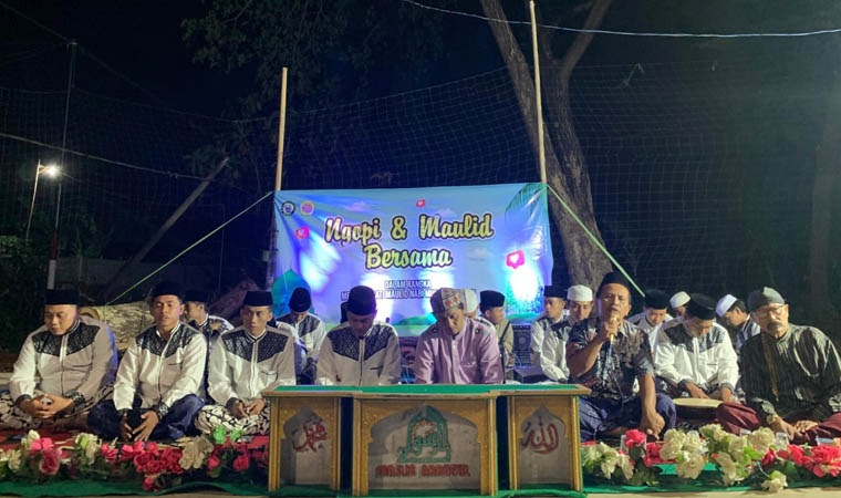 KEGIATAN: Kepala Desa Tegalmojo Slamet Hariyanto (pegang mik) saat menghadiri kegiatan salawatan.