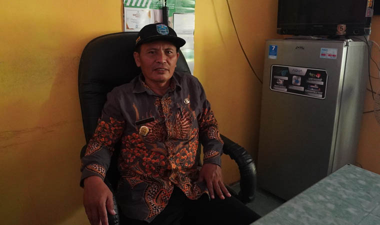 Foto Close Up Kepala Desa Tegalmojo Slamet Hariyanto di ruang kerja.