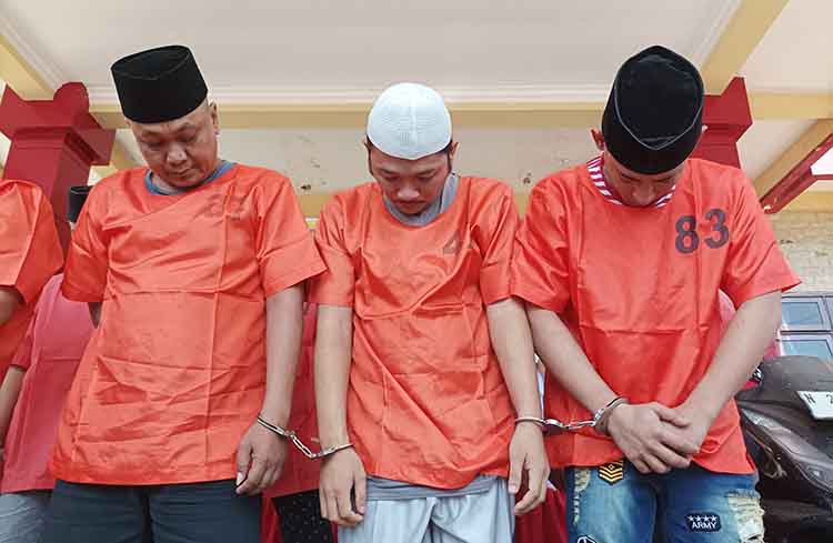 DIAMANKAN: Tersangka Abdul Malik, Moh Busairi, dan Moh Mujib, diamankan di Mapolres Probolinggo.