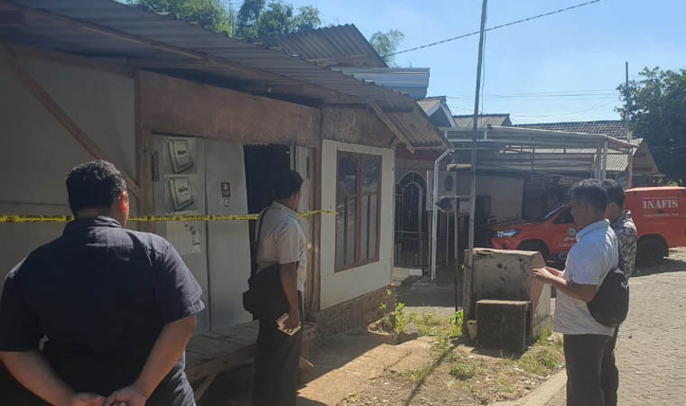 DALAM PENYELIDIKAN: Tim inafis Polres Pasuruan olah TKP rumah warga di Dusun Betiting, Desa Gunting, Kecamatan Sukorejo, usai dilempar bondet.