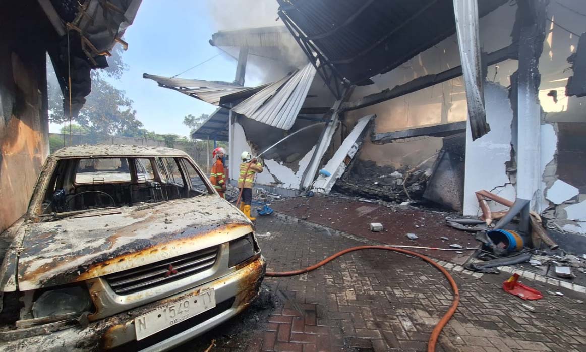 LUDES: Sisa puing  kebakaran di pusat oleh-oleh Desa Lecari, Kaboki di Sukorejo, Kabupaten Pasuruan. Dua unit mobil ikut terbakar.