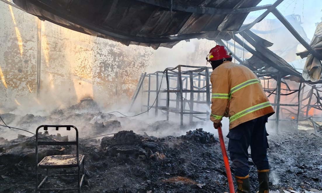 Kebakaran sempat membuat suara ledakan di lokasi kejadian.