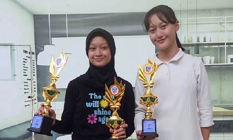 BANGGA: Almira Aulia Rahmadina Putri dan Mutiara Hatia Rahmania yang berhasil menyabet medali emas pada ajang Kejuaraan Anggar Piala Walikota Surabaya 2024.