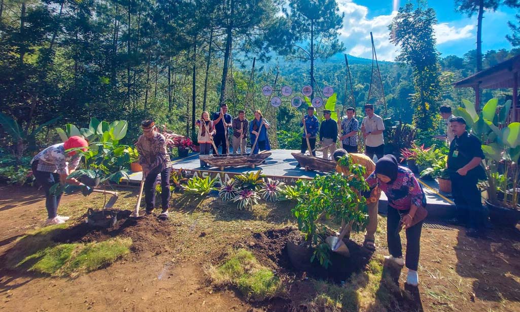 (01)	Kick Off program CITASAMA Jumat (17/05) di Hutan Cempaka yang akan berlanjut di luas area 1.108 hektar dalam area hutan Gunung Arjuno selama 3 tahun kedepan
