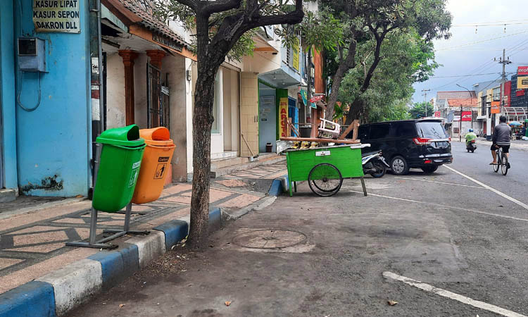 BAKAL DIBENAHI: Suasana di Jalan Wahid Hasyim yang akan diperbaiki pada bagian trotoarnya.