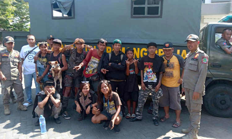 SEBELUM DIPULANGKAN: Sepuluh anak punk yang sempat dijaring Satpol PP di simpang empat Kebonagung.