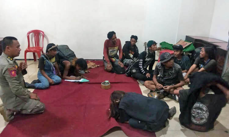 DIBINA: Anak punk yang terjaring dibina sebelum dipulangkan.