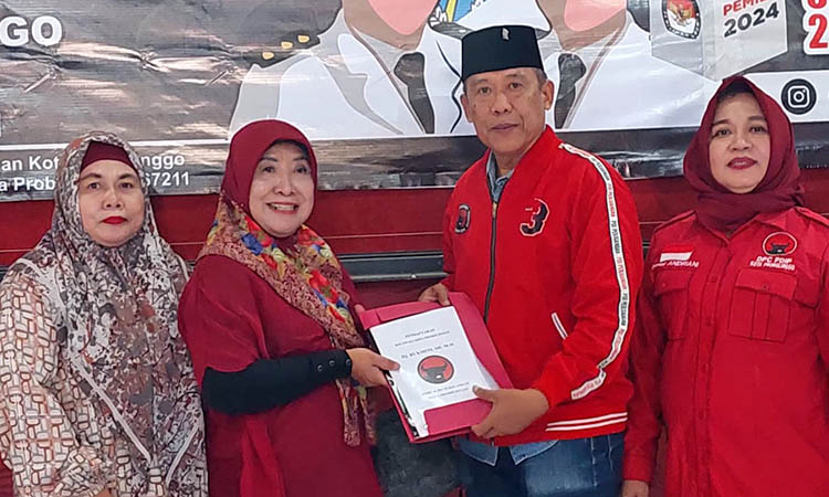 BUTUH KENDARAAN: Rukmini saat mengembalikan formulir pendaftaran penjaringan di PDI Perjuangan. Eks Wali Kota Probolinggo itu juga mendaftar dia dua partai lainnya.