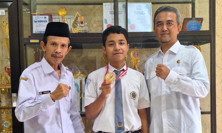 MEMBANGGAKAN: Almer Abiyu Ahmad didampingi Kepala MAN 1 Pasuruan menunjukkan prestasi dari AJR Cup 2024.