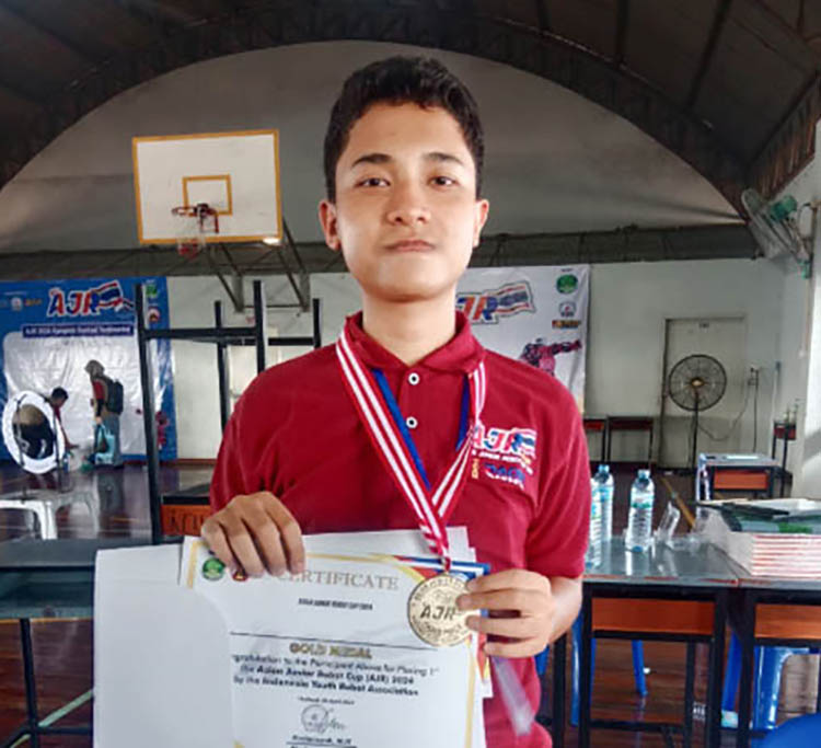 MENANG: Almer Abiyu bersama piagam penghargaannya.