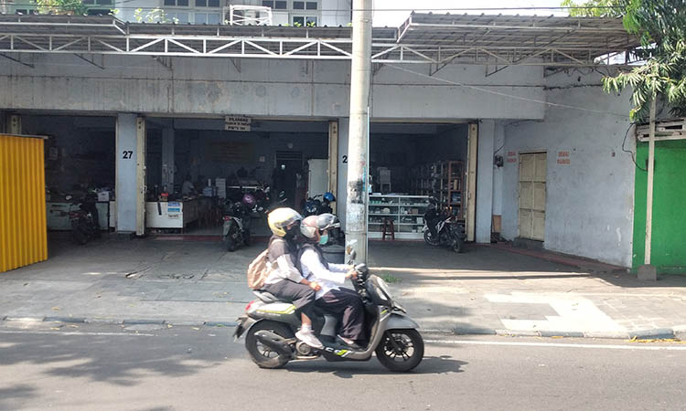 LOKASI PARKIR: Lokasi pikap dicuri dua orang di ruko fotokopian Jalan Slagah, Kelurahan Pekuncen, Kecamatan Panggungrejo.