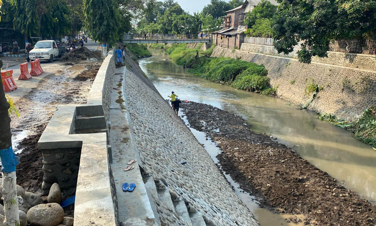 SELESAI: Tebing sungai Kertosono yang telah rampung dibangun oleh Dinas PUPR Kabupaten Probolinggo.