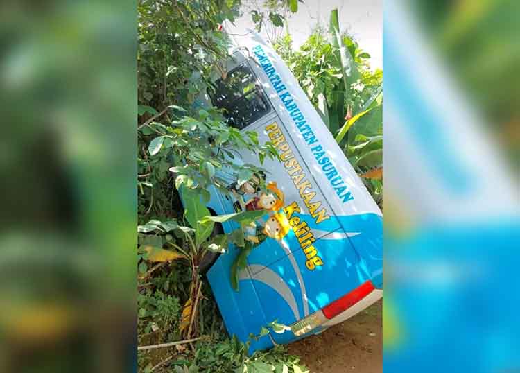 KECELAKAAN: Mobil Dinas Disperpusip Kabupaten Pasuruan kecelakaan di Dusun Gondosuli, Desa/Kecamatan Puspo, Selasa (21/5).