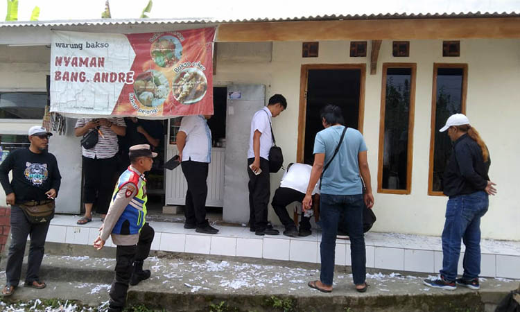 OLAH TKP: Tim Inafis Polres Pasuruan saat melakukan olah TKP di kantor media online yang menjadi sasaran pelemparan mercon.