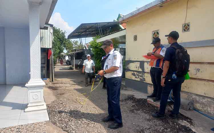 DIUKUR: Tim Penjagaan Aset KAI Daop 9 Jember mengukur lahan untuk pembaruan data aset di RT 04/RW 06 Kelurahan/Kecamatan Mayangan, Kota Probolinggo.