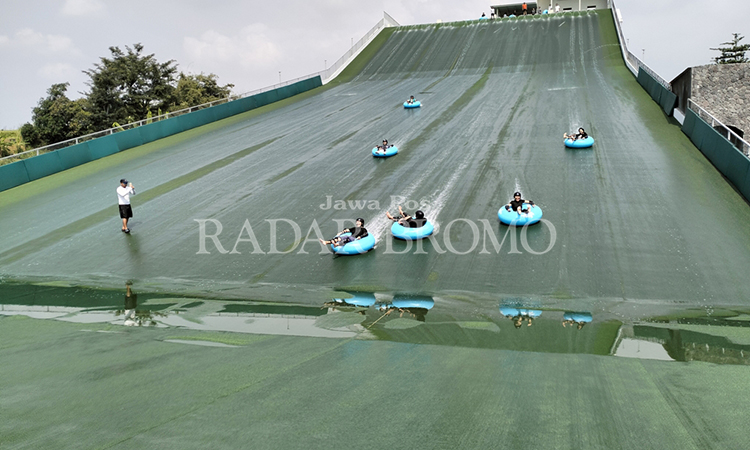 TERTINGGI: Wahana water slide di TamanK Pandaan, Kabupaten Pasuruan yang saat ini sedang viral. Wahana ini merupakan yang tertinggi di Indonesia, yaitu 21 meter.