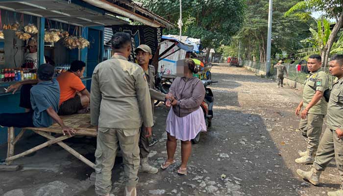 Petugas Satpol PP saat menggelar razia di kawasan Kampung Planet Pasar Bangil.