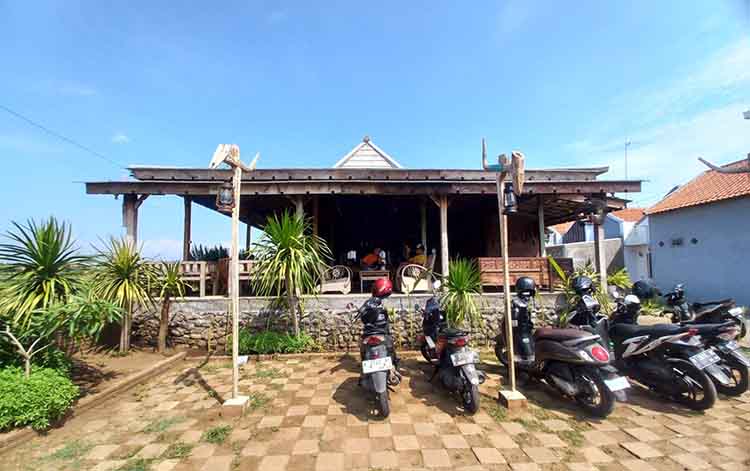 NYAMAN: Suasana kafe dengan desain Vernakular Joglo Yogyakarta di Jalan Sunan Gunung Jati, Kelurahan Kebonsari Wetan, Kecamatan Kanigaran, Kota Probolinggo