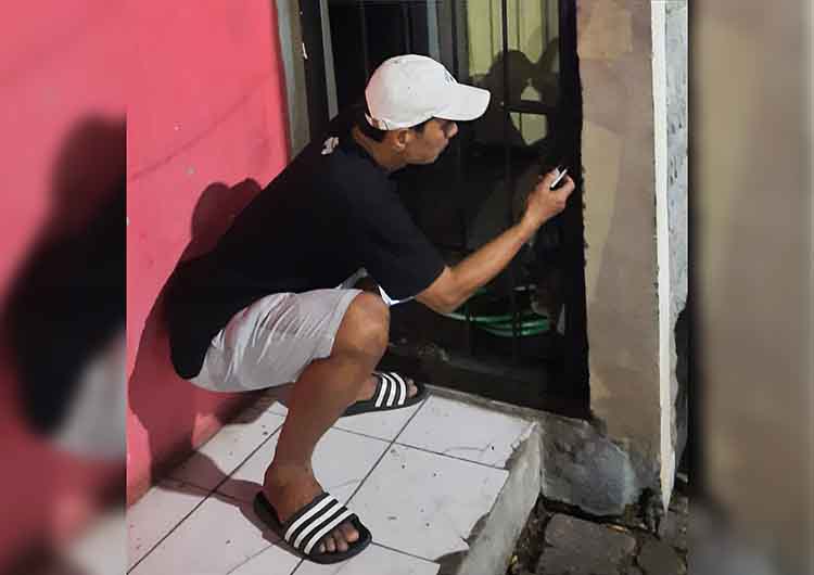 RUSAK: Salah seorang pedagang di Stadion Unsur Kota Pasuruan menunjukkan toilet yang rusak dan tidak bisa digunakan.