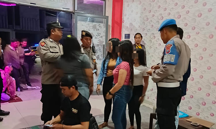 TES URINE: Petugas Gabungan Polres dan jajaran Polsek saat operasi cipkon warkop di Ruko Gempol 9.