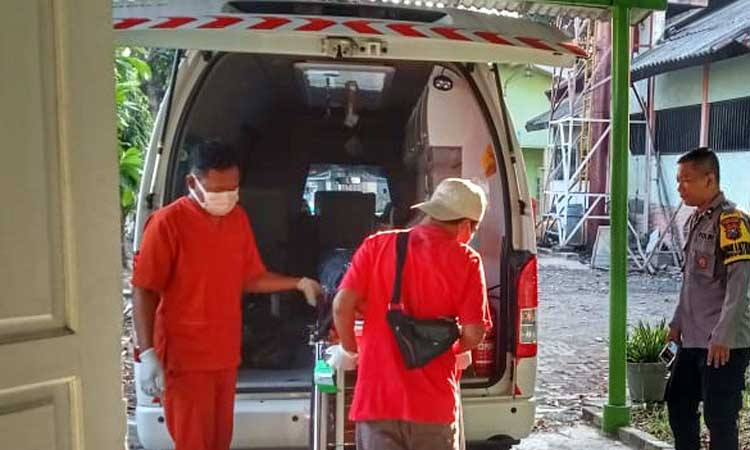 Petugas saat mengevakuasi jenazah Mr X yang ditemukan di Pasar Desa Klaseman dalam kondisi mengenaskan.