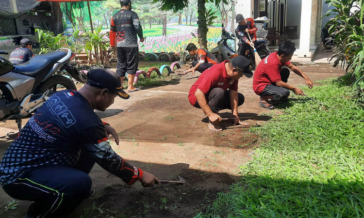 RUTIN: Perangkat desa membersihkan balai desa. Kegiatan ini rutin digelar tiap pekan.