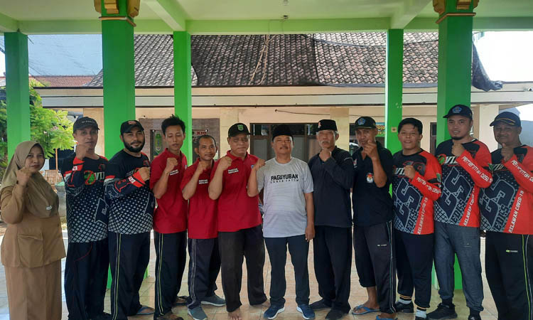 JAGA KEBERSAMAAN: Perangkat Desa Nguling bersama Kades Edi Suyitno (tengah).