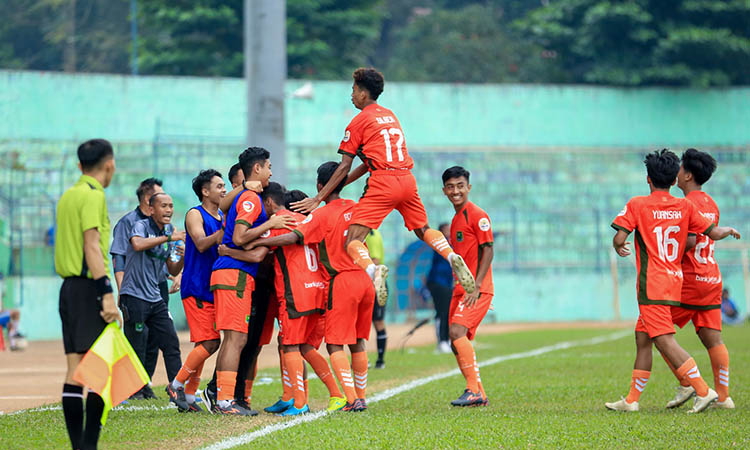 SELANGKAH LAGI: Selebrasi pemain Persekabpas saat melawan NZR Sumbersari di babak 16 besar lalu. Penggawa Persekabpas masih berada di Jawa Barat untuk persiapan babak 8 besar.