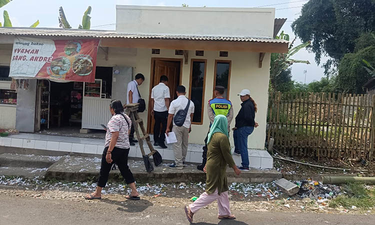 SULIT: Tim Inafis Polres Pasuruan saat olah TKP kantor media online di Dusun Pungging, Desa Pungging, Kecamatan Tutur, beberapa waktu lalu.