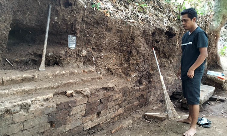 TEMUAN: Struktur batu bata dan batu yang ditemukan warga di Dusun Blimbing, Desa Bulusari, Kecamatan Gempol.