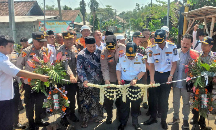 SUDAH AMAN: Peresmian pos dan palang pintu di JPL 144 Rejoso, Selasa (28/5).