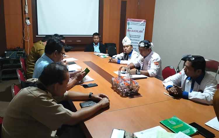 MEDIASI: Erik Arfiyanto didampingi K-SPSI Kota Probolinggo melakukan mediasi bersama pihak PT KTI di kantor Disperinaker Kota Probolinggo, Selasa (28/5).