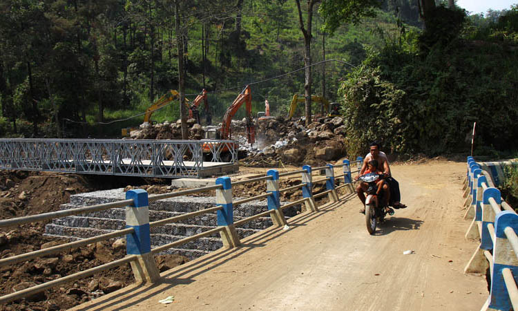 DIKEBUT: Perbaikan Jembatan di Desa/Kecamatan Lumbang yang sempat terputus saat banjir bandang menerjang, Januari lalu.