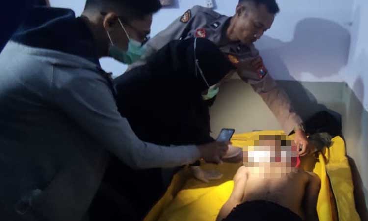 Petugas saat mengevakuasi jenazah korban.