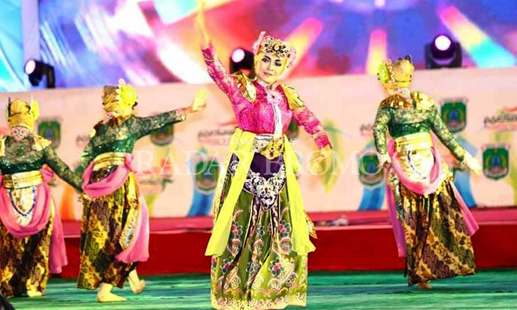 PEMENTASAN: Dewi Sukma Wardani Aulia, 23, saat tampil dalam sebuah pementasan tari di Kabupaten Pasuruan, beberapa waktu lalu