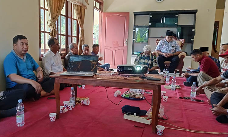 BERSATU: Sejumlah anggota dan pengurus PC PGRI Kabupaten Pasuruan saat melakukan pertemuan. Mereka sepakat untuk mengakhiri dualisme kepemimpinan di internal PGRI.