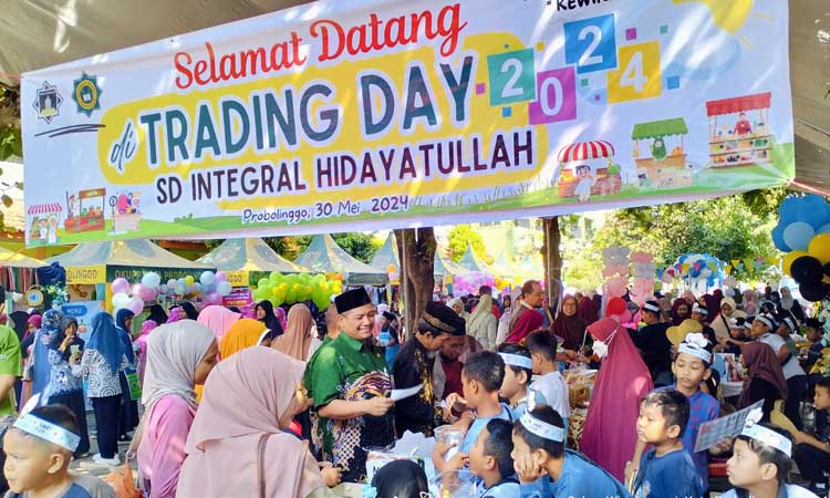 TRADING DAY: Suasana Trading Day di halaman SD Integral Hidayatullah Kota Probolinggo, Kamis (30/5).