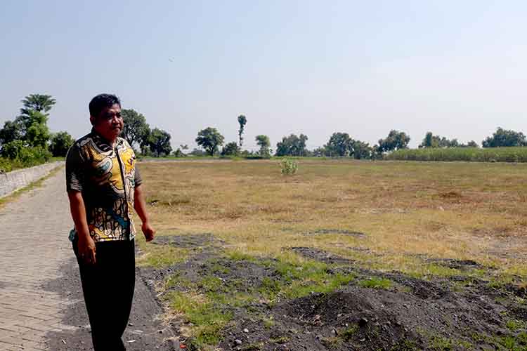 SARANA OLAHRAGA: Sekretaris Desa Purut Sutiyarso berada di lapangan yang nantinya akan dijadikan alun-alun desa.