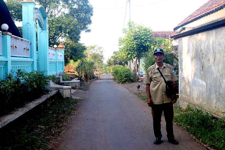 NYAMAN: Kepala Desa Tandonsentul Sukri menunjukkan jalan yang telah diaspal di RT 08/RW 03&nbsp; Dusun Krandon, Kamis (30/5)