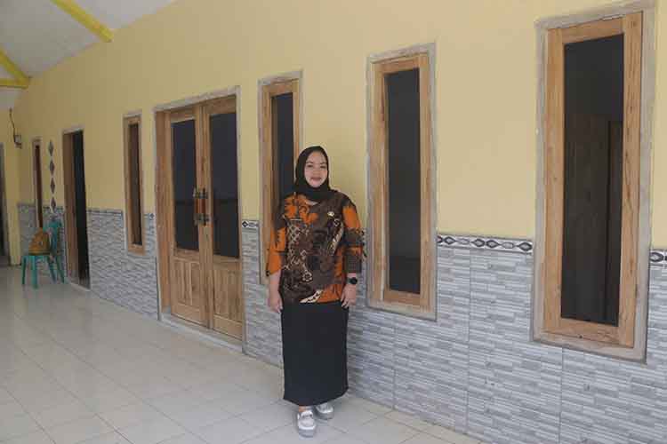 HAMPIR SELESAI: Kepala Desa Purut Umi Fitriyana di depan ruang pelayanan Kantor Desa Purut, yang sedang direnovasi.