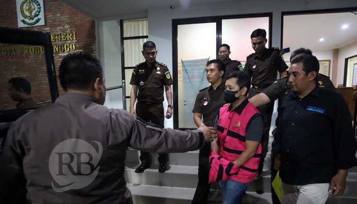 Tersangka HW saat dikeler petugas Kejaksaan menuju mobil tahanan untuk dibawa ke Lapas Probolinggo, Kamis (30/5). (Zainal Arifin/ Radar Bromo)