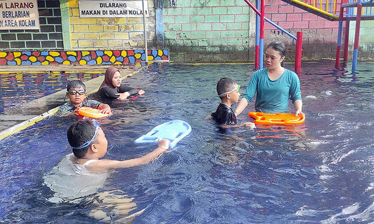 SEJAK DINI: Suasana latihan renang di Kolam Mangga Dua di sore hari. Anak-anak kecil harus dibiasakan untuk berolahraga.