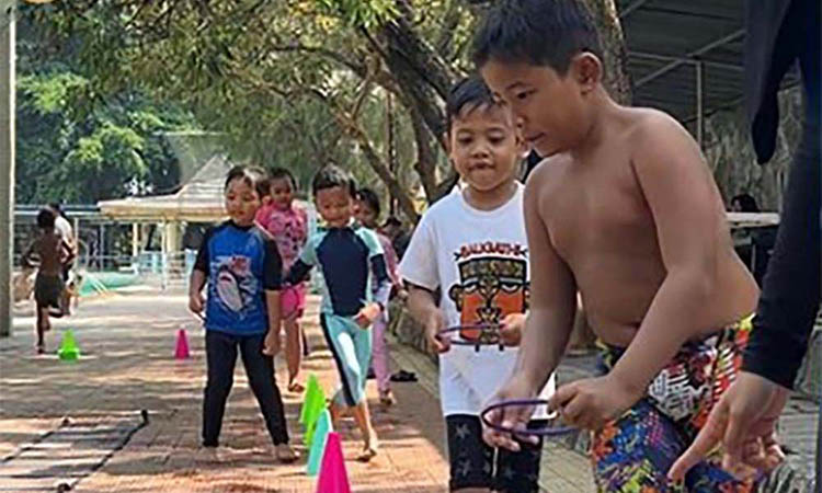 JAGA TUBUH: Anak-anak yang tergabung di klub Aquasprint berlatih out door. Dengan olahraga, anak-anak tak rentan kena penyakit.