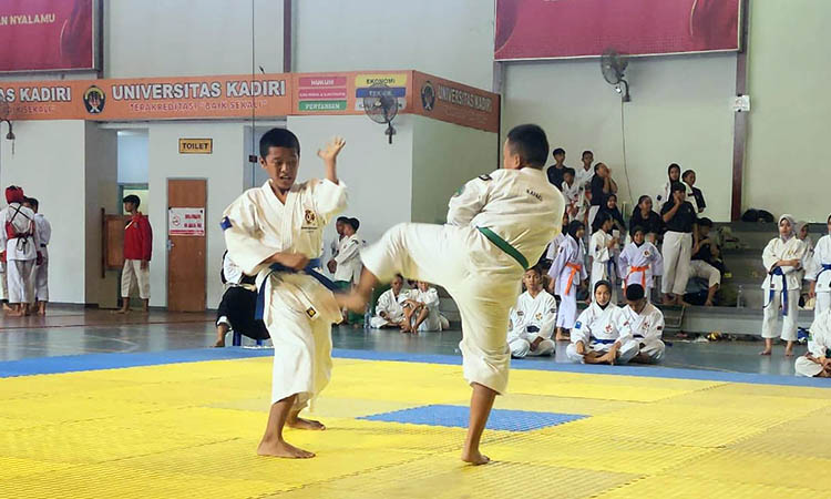 MASIH JUNIOR: Rafael Dwiputra Galih Setiawan dan Zahir El Maula Husain, atlet Kempo Kota Pasuruan saat berlaga di nomor Embu Berpasangan Kyu Pemula di ajang Kejurprov, Kediri belum lama ini.