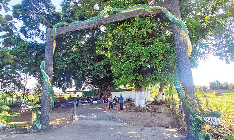 GERBANG: Ular naga menjadi penghias pada gerbang menuju pesarean Mbah Bujuk Adri.