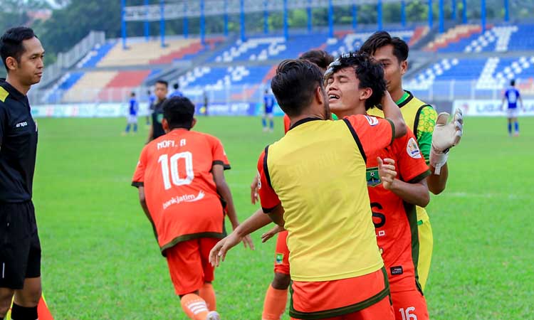 TANGIS BAHAGIA: Penggawa Persekabpas, Yuansyah (nomor 16) tak kuasa menahan haru, usai berhasil mencetak gol kemenangan Persekabpas di injury time babak kedua atas Farmel FC. (Ilham for Radar Bromo)