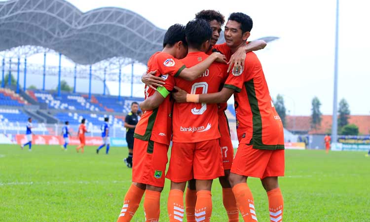 DI AMBANG SEJARAH: Para penggawa Persekabpas selebrasi merayakan gol sang kapten Ricko Hardiansyah. (Ilham for Jawa Pos Radar Bromo)
