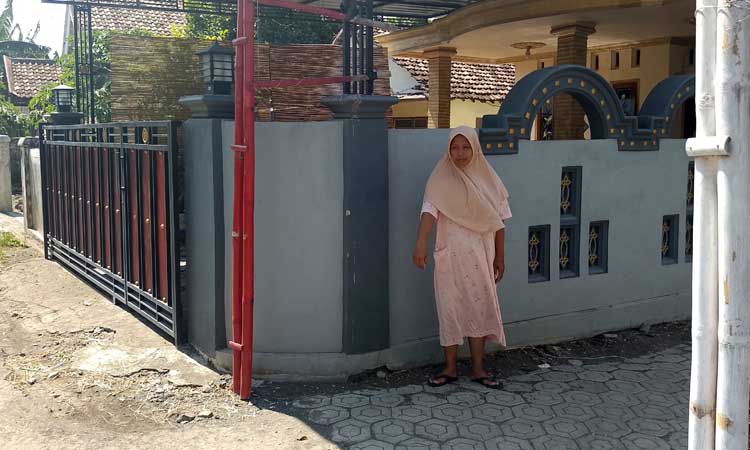 LOKASI DIJAMBRET: Ririn, 36, menunjuk lokasinya saat ibunya Rusmaina, 67, dijambret. (M Vikry Romadhoni/ Radar Bromo)