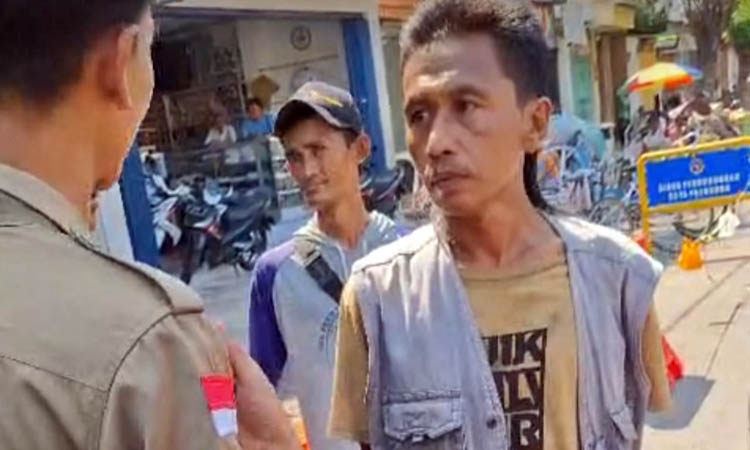 NGEYEL: Salah satu abang betor, yang disebut-sebut ngeyel dan nantangin petugas saat hendak ditertibkan.